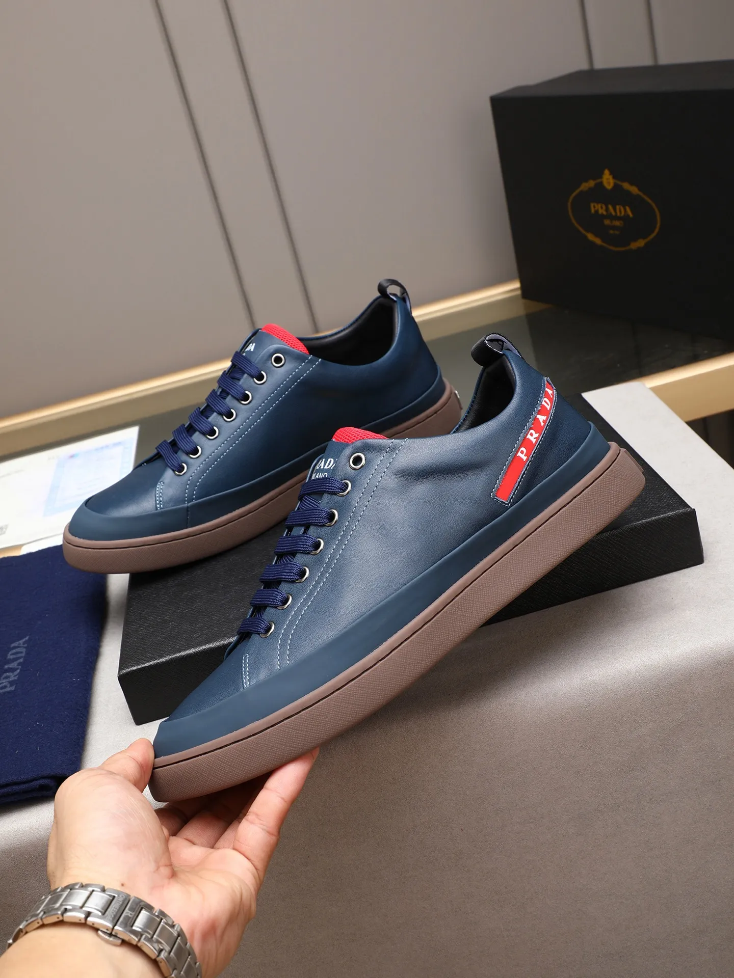 Men's shoes💰420💰 Brand: PRADA (Prada) Standard code: Men's code 38–44 (45 can be customized) Material: Original cowhide, breathable sheep lining Special outsole Style category: Men's fashionable casual sneakers Low-key luxury! Color: actual picture color